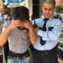 Apartmanda yakaladıkları hırsızı dövüp polise teslim ettiler Apartmanda yakaladıkları hırsızı dövüp polise teslim ettiler