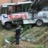 Halk otobüsü site bahçesine uçtu: 9 yaralı Halk otobüsü site bahçesine uçtu: 9 yaralı
