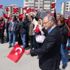 Eski Başbakan Yardımcısı, eline bayrak alıp yol kesti Eski Başbakan Yardımcısı, eline bayrak alıp yol kesti