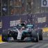 Singapur'da pole pozisyonunun sahibi Lewis Hamilton oldu
