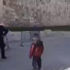 İsrail polisi çocuklarının önünde Filistinli adamı darbetti İsrail polisi çocuklarının önünde Filistinli adamı darbetti