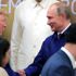 Trump ve Putin’den sıcak tokalaşma