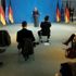 Merkel'in basın toplantısı öncesinde gazetecilerin oturma düzeni olay oldu