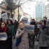 Cumhuriyet'e destek için İstiklal'de gazete sattılar Cumhuriyet'e destek için İstiklal'de gazete sattılar