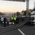 Demir yüklü tır devrildi trafik durma noktasına geldi Demir yüklü tır devrildi trafik durma noktasına geldi