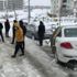 Aracının üzerinde biriken karı temizlerken otomobil çarptı Aracının üzerinde biriken karı temizlerken otomobil çarptı