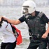 Polisin saçını çektiği o kızın görüntüsü bulunamadı Polisin saçını çektiği o kızın görüntüsü bulunamadı