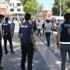 Polisi gören maskesini taktı