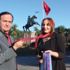 Gören şaşkına dönüyor, yalnızca 1 saniyede kravat bağlıyor