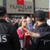 Bursa'da üst geçit isteyen mahalleli yol kapatınca polisin biber gazı müdahalesiyle karşılaştı