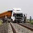 Yoldan çıkan hafriyat kamyonu tren raylarında durdu
