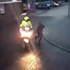 Hollanda'da polis, motora kelepçelediği genci karakola koşturarak götürdü