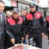 Kavga ihbarına giden polis ekipleri konfeti ve dev Türk Bayrağı ile karşılandı Kavga ihbarına giden polis ekipleri konfeti ve dev Türk Bayrağı ile karşılandı
