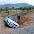 Denizli’de Bir Araç Çukura Düştü