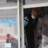 Koronavirüs karantinasında olması gereken 81 yaşındaki adam dükkanında yorgan dikerken yakalandı