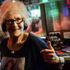 Polonya'da DJ'lik yapan 80'lik nine