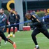 Futbolcular ayak tenisi oynadı Futbolcular ayak tenisi oynadı