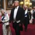 Trump yasak olmasına rağmen Kraliçe 2. Elizabeth'e dokundu Trump yasak olmasına rağmen Kraliçe 2. Elizabeth'e dokundu