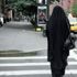 New York'ta Müslüman kadının kıyafetini ateşe verdiler!