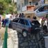 Karabük'ta freni boşalan otomobil apartman korkuluklarına takıldı