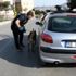 Yoldan geçen vatandaştan uygulama yapan polislere ... Yoldan geçen vatandaştan uygulama yapan polislere ...