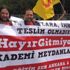 Polisten 1 Mayıs pankartına sansür Polisten 1 Mayıs pankartına sansür