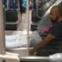 Bu fotoğraf dün gece metrobüste çekildi. Hem maske takmadı hem de sigara içti