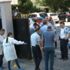 Çocuklarımız kime emanet... Servisçilerden ilkokul bahçesinde silahlı kavga