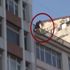 Şişli'de 7 katlı binanın çatısına çıkan biri intihara kalkıştı