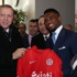 Eto'o Cumhurbaşkanı Erdoğan'a formasını hediye etti