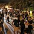 Hong Kong'da protestocular havalimanı yakınındaki yolları kapattı Hong Kong'da protestocular havalimanı yakınındaki yolları kapattı