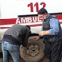 Ambulansın lastiği patladı yardıma imamlar koştu Ambulansın lastiği patladı yardıma imamlar koştu