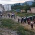 Polisi şehit edip 2 kardeşi öldüren zanlının evini böyle taşladılar Polisi şehit edip 2 kardeşi öldüren zanlının evini böyle taşladılar