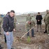 Oğlunun şehit olduğu yere fidan dikti Oğlunun şehit olduğu yere fidan dikti