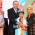 Cumhurbaşkanı Erdoğan torununa mezuniyet belgesini verdi