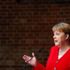 Merkel yine korkuttu: Kürsüye çıktığı esnada sendeleyerek yere düştü