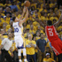 Curry'nin müthiş performansı Warriors'u öne geçirdi