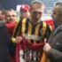 Kazak futbolcuya baklavalı teşekkür