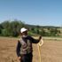 Çiftçi eliyle yakaladığı 1.5 metre uzunluğundaki yılanla böyle oynadı