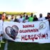 Yeşil sahada pankartla evlenme teklifi