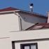 Küçük kızı, oyuncak almak için çatıya çıkarmışlar Küçük kızı, oyuncak almak için çatıya çıkarmışlar