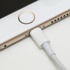 İPhone şarj kablosunu değiştiriyor
