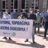 Sosyal mesafe cezası yiyen çevreciler, cezayı tepki göstermek için sosyal mesafeli eylem yaptı Sosyal mesafe cezası yiyen çevreciler, cezayı tepki göstermek için sosyal mesafeli eylem yaptı