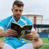 Hakem düdüğü çaldı, futbolcular kitap okumaya başladı Hakem düdüğü çaldı, futbolcular kitap okumaya başladı