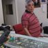 Pompalı tüfekli soyguncuyu 'sana yemek ısmarlayayım' diyerek ikna etti