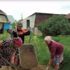 Yetkililer yapmayınca yolları nineler döşedi