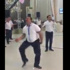 Düğündeki ilginç dansıyla tüm konukları şaşkına uğrattı!