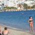 Turistlerin boş sahilde denize keyfi Turistlerin boş sahilde denize keyfi