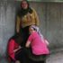Önce küçük kızı sonra muhabirleri darp edip fotoğraf makinesini kırdılar Önce küçük kızı sonra muhabirleri darp edip fotoğraf makinesini kırdılar