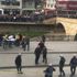 Kalabalığa aldırmadan sokak ortasında hasmını vurdu
